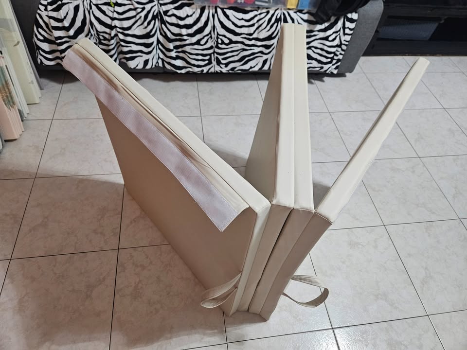 משטח בייבי פרימיום ריבועים בז’ 1.5 עובי 4 סמ במצב מעולה — תמונה 4