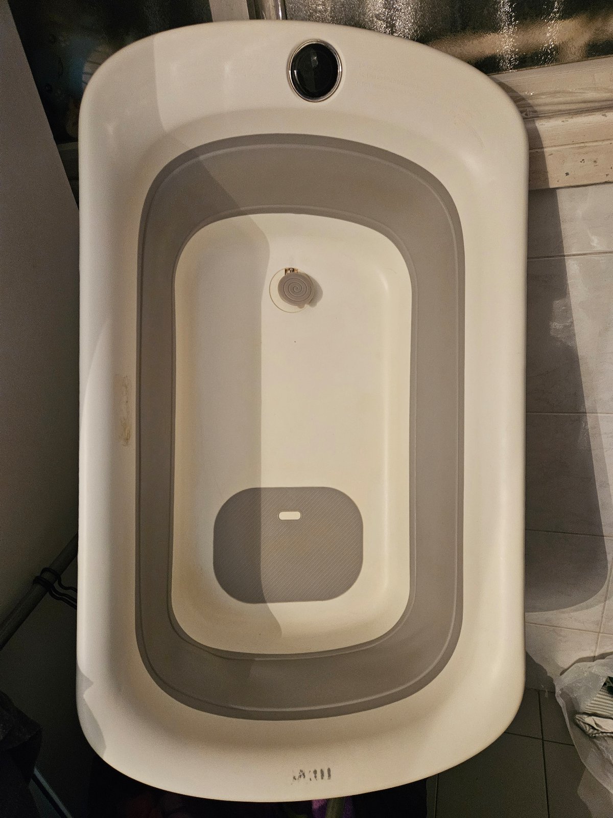 אמבטיה מתקפלת עם משטח החתלה על סטנד — תמונה 2