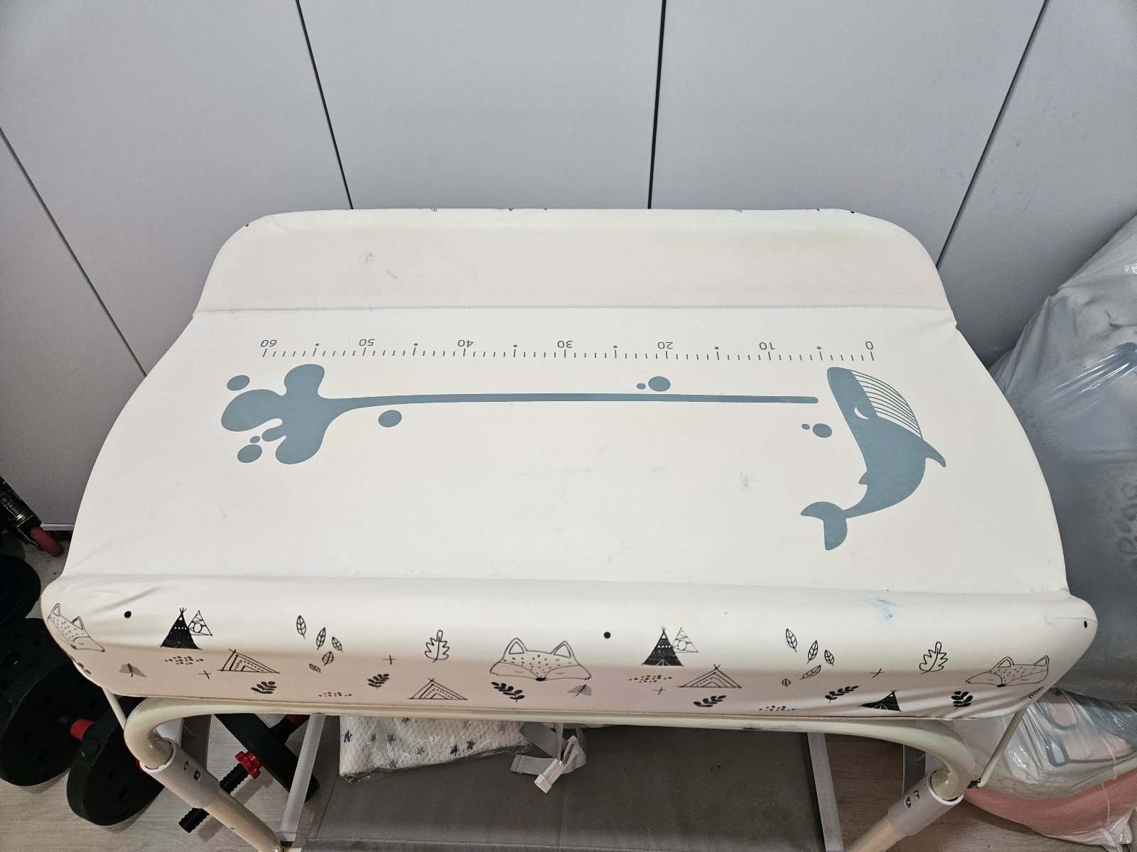 אמבטיה מתקפלת עם משטח החתלה על סטנד — תמונה 3