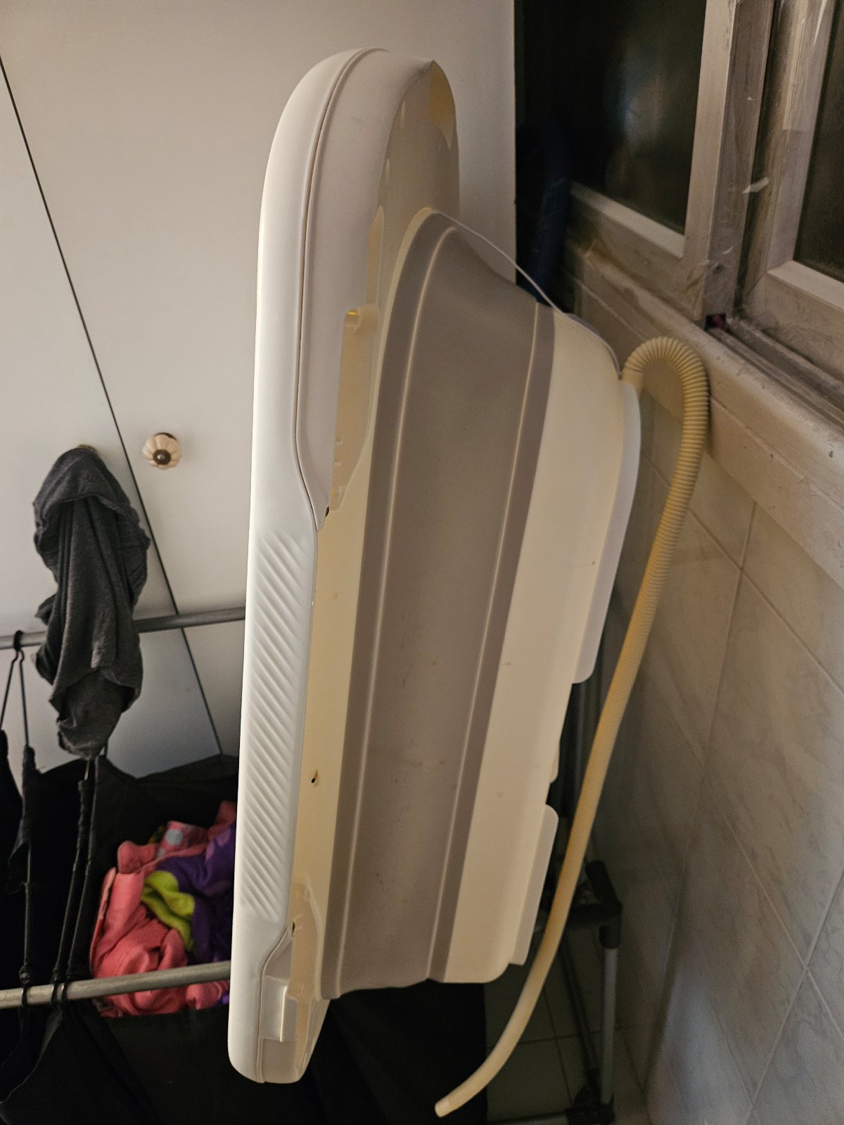 אמבטיה מתקפלת עם משטח החתלה על סטנד — תמונה 4