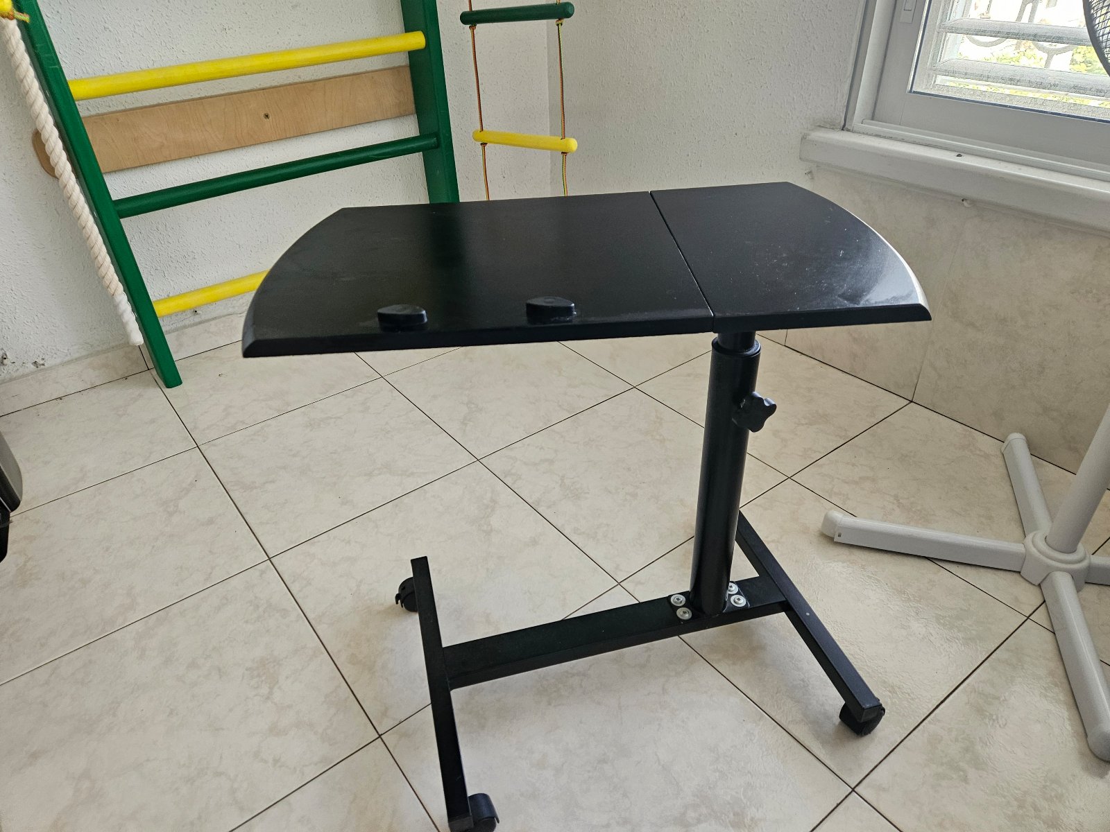 שולחן צד למחשב נייד — גובה מתכוונן ומשטח מתרומם — תמונה 1
