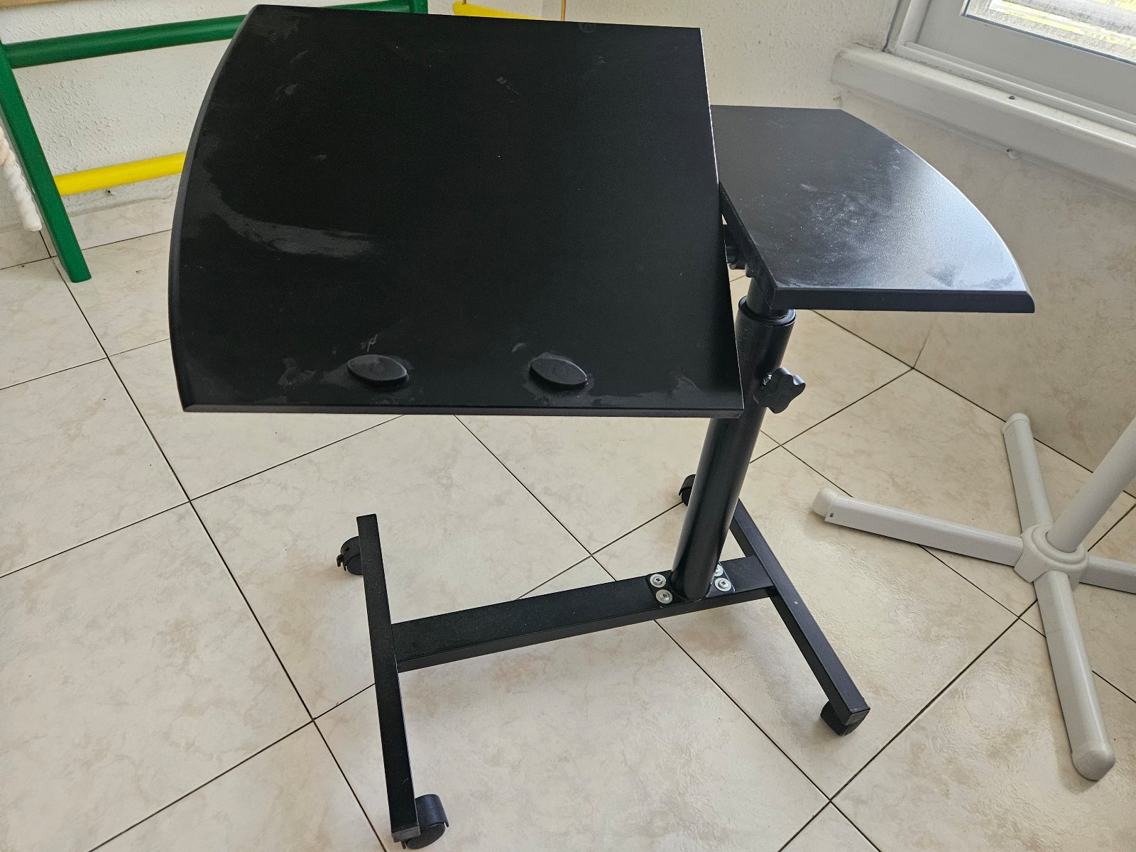 שולחן צד למחשב נייד — גובה מתכוונן ומשטח מתרומם — תמונה 2