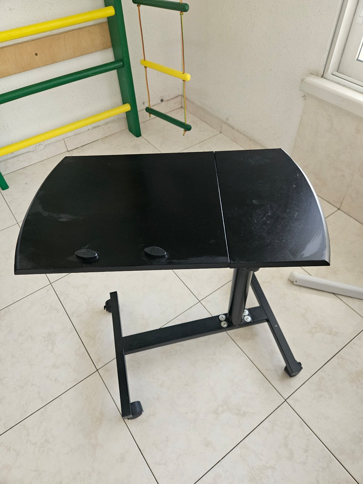 שולחן צד למחשב נייד — גובה מתכוונן ומשטח מתרומם — תמונה 3